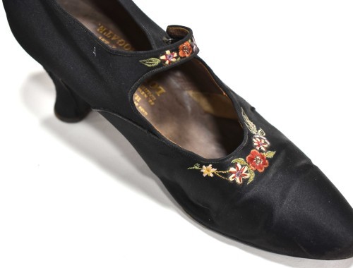 Iconic Shoes embroidered shoe - web
